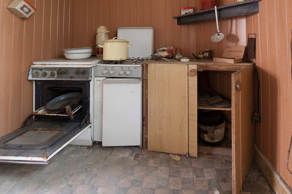 beeld van de keuken van de urbex locatie ferme tapioca,
            een verlaten Belgische boerderij